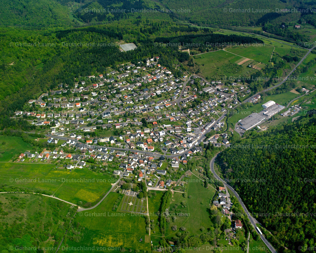 2610097 | UCKERSDORF 09.06.2006 Ortsansicht der Straßen und Häuser der Wohngebiete in Uckersdorf im Bundesland Hessen, Deutschland // Town View of the streets and houses of the residential areas in Uckersdorf in the state Hesse, Germany Foto: Gerhard Launer