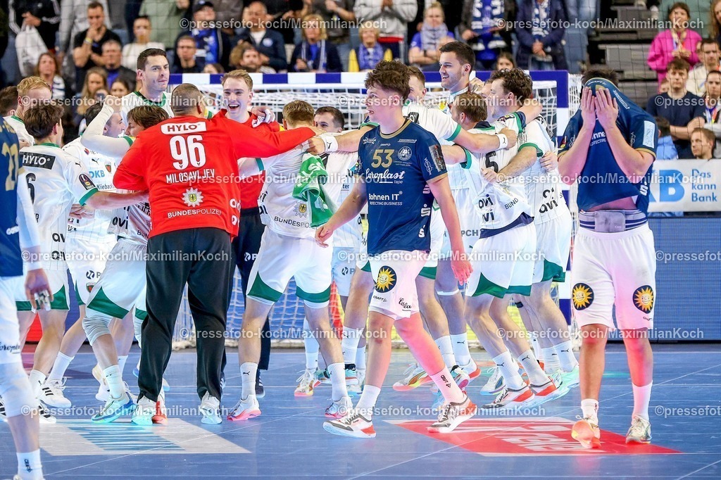 xSSCx19042602030 | 19.04.2026, xsscx, Handball, DHB-Pokal Lidl Final4, Finale, Füchse Berlin - Bergischer HC, Saison 2025 / 2026 Herren, Lanxess Arena, Köln: Die Mannschaft der Füchse Berlin feiert den Sieg imDHB-Pokal  Photo: xSandraxScherningxPressefotoKochx