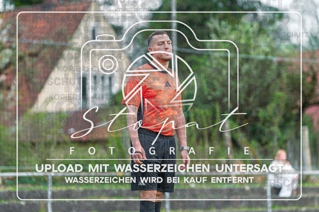HMFGFS-1018 | Richard Asbuchanow (Schiedsrichter) beim Herren 3. Kreisklasse HK Spiel zwischen Heidmark III und FG Fulde-Stellichte im Heidmarkstadion, Bad Fallingbostel (Simon Paul Stopat) - Realisiert mit Pictrs.com