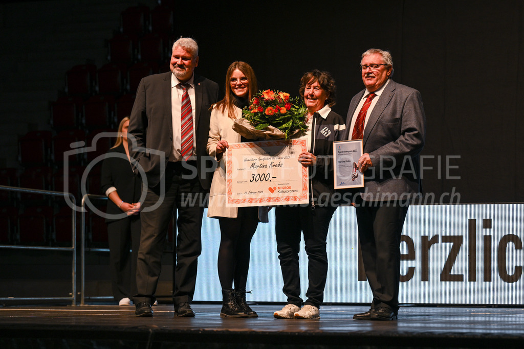 Winterthurer Sportehrung - 23. Februar 2023 | Winterthurer Sportehrung
AXA Arena, Winterthur
Stadtpräsident Mike Künzle, Rahel Bachmann (Migros Kulturprozent), Sportförderin des Jahres Martina Krebs und Panathlon-Präsident Marcel Ochsner.
Bild: Sportfotografie Markus Aeschimann | www.markus-aeschimann.ch - Realisiert mit Pictrs.com