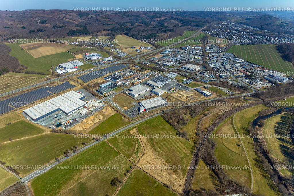 Meschede220302400 | Luftbild, Gewerbegebiet Enste mit Solarpark Enste an der Autobahn A46, Baustelle mit Neubau Logistikzentrum Briloner Leuchten GmbH, Enste, Meschede, Sauerland, Nordrhein-Westfalen, Deutschland