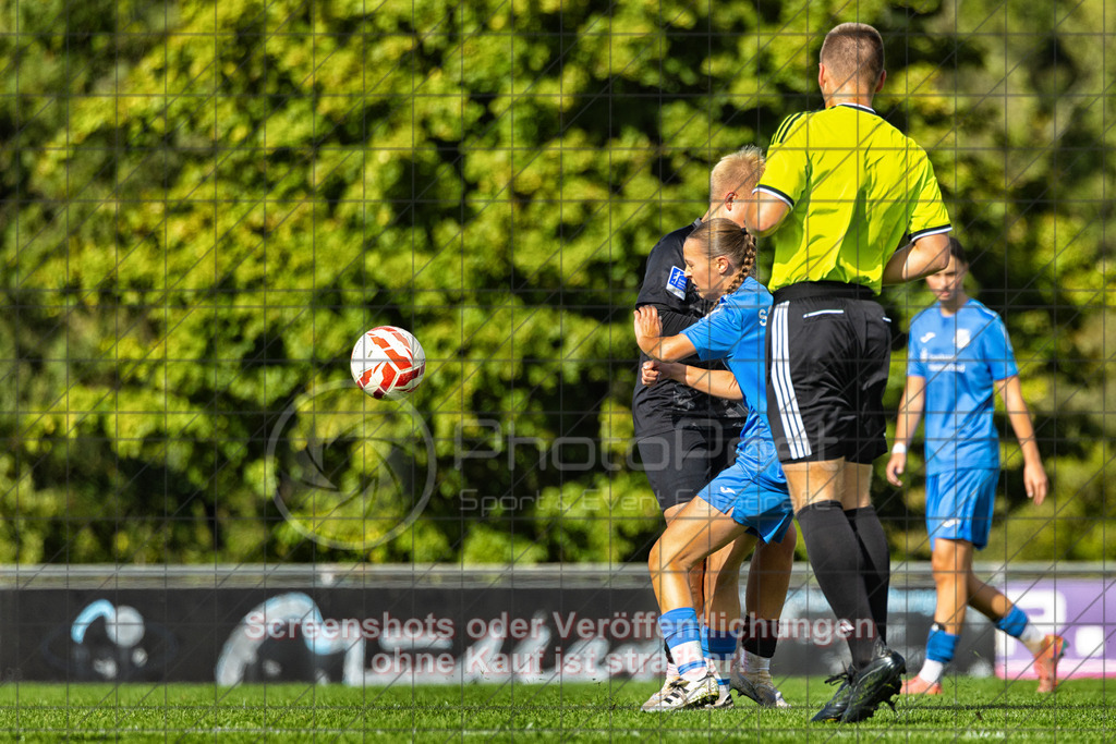20261010_141955_0735-Bearbeitet_(c)_by_PhotoPeet | #,1.FC Donzdorf (schwarz) vs. SC Sand (blau), Fußball, EnBW-Oberliga B -Juniorinnen, 05. Spieltag, Saison 2026/2027, Rasenplatz Lautertal Stadion, Süßener Straße 16, 73072 Donzdorf, 10.10.2026 - 14:00 Uhr,Foto: PhotoPeet / Sport- &amp; Eventfotografie / Peter Harich