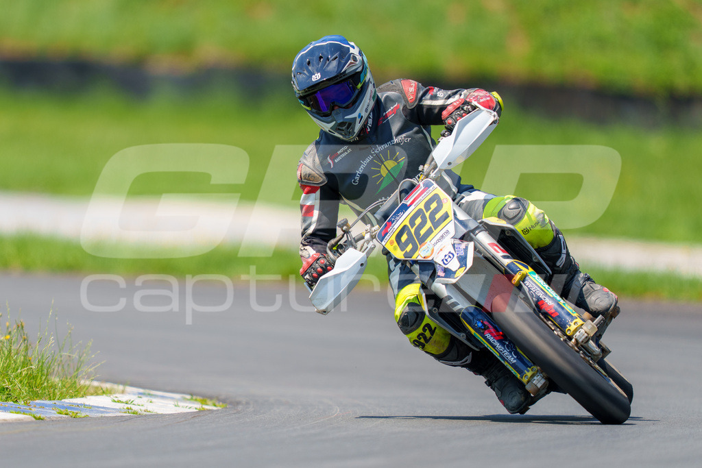 G-Cup + Supermoto Staatsmeisterschaft + Hungarian Supermoto Championship | GRIPcapture steht für authentische Sportfotografie in Österreich – für Momente, die mehr sind als Geschwindigkeit oder Ergebnis. Es geht um Emotion, Spannung, Fokus und den Augenblick, der oft nur einen Wimpernschlag dauert.Ob Motorsport, Teamsport oder 