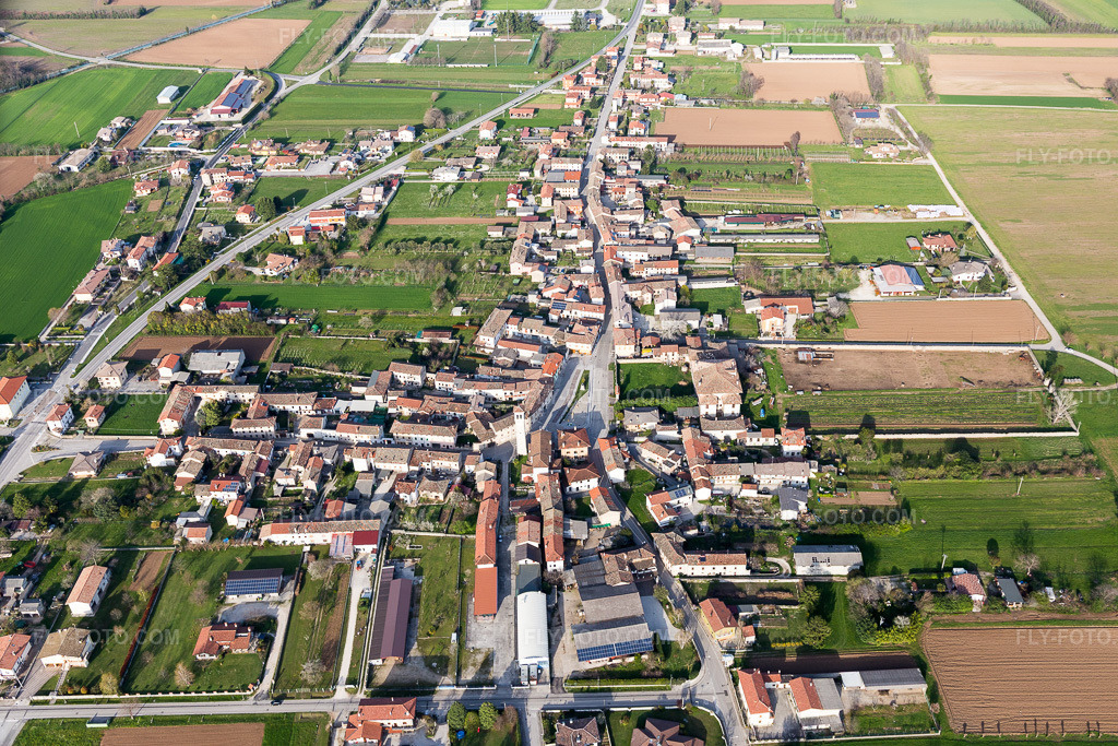 Aerial view: View of the town in Silvella in the state Friuli Venezia Giulia, Italy. – Photo: IMG_105779.jpg taken on 04/08/2018 by Werner Riehm/FLY-FOTO.com – Resolution of the original: 5472 x 3648 px