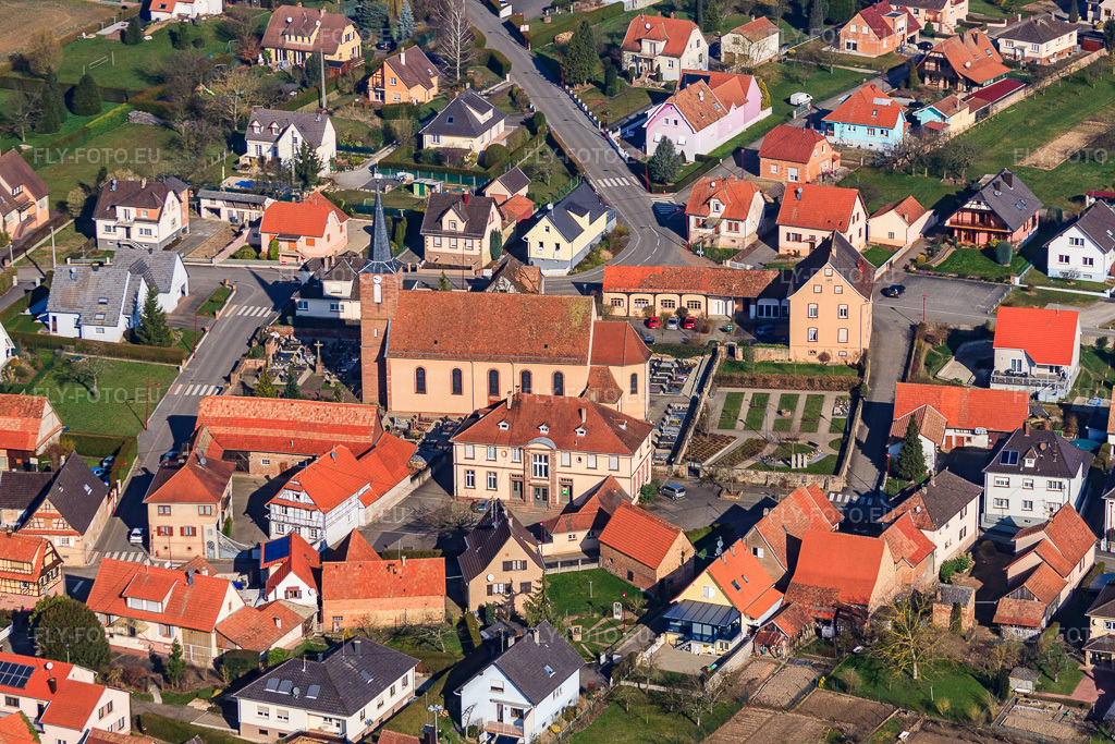 Vue aérienne: Eglise et cimetière du Eschbach et École élémentaire à Eschbach dans le département Bas Rhin, France – .Photo: IMG_62804.jpg prise le 09/03/2014 par Werner Riehm/FLY-FOTO.eu – Résolution de l'original: 4752 x 3168 px