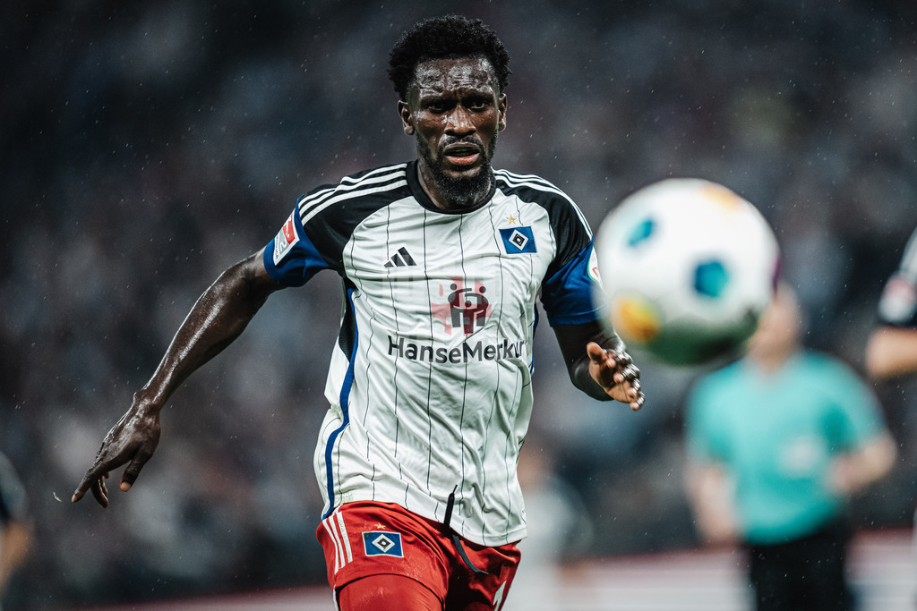 Fußball | Männer | Saison 2023/2024 | 2. Fußball-Bundesliga | Hamburger SV vs. Fortuna Düsseldorf | 29.09.2023 | Bakery Jatta (#18, HSV) schaut dem Ball hinterher