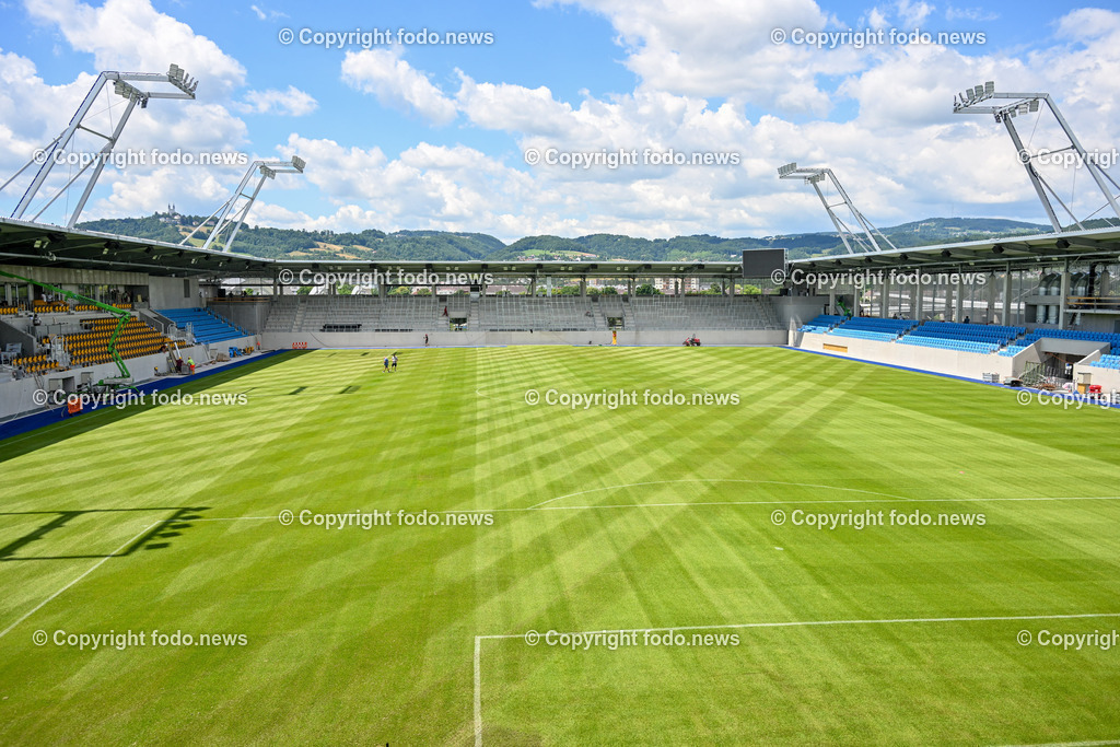 Hofmann Personal Stadion Linz_ 28.06.2023-23 | 28.06.2023, Hofmann Personal Stadion Linz, AUT, im Bild Innenbereich, Rasen, Tribuenen, VIP Bereich, Skyboxen, Blick auf den Poestlingberg