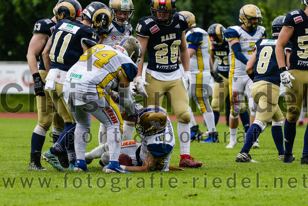 2022-05-29_151_Erding_Bulls_gegen_Nuernberg_Rams | Erding, Deutschland, 29.05.2022:
Fußball, Regionalliga 2022, 5. Spieltag, Erding Bulls gegen Nürnberg Rams, Endergebnis: 10:16

Ersen Akin (Erding Bulls, #64), Adam Coronado (Erding Bulls, #4)

Foto: Christian Riedel / fotografie-riedel.net