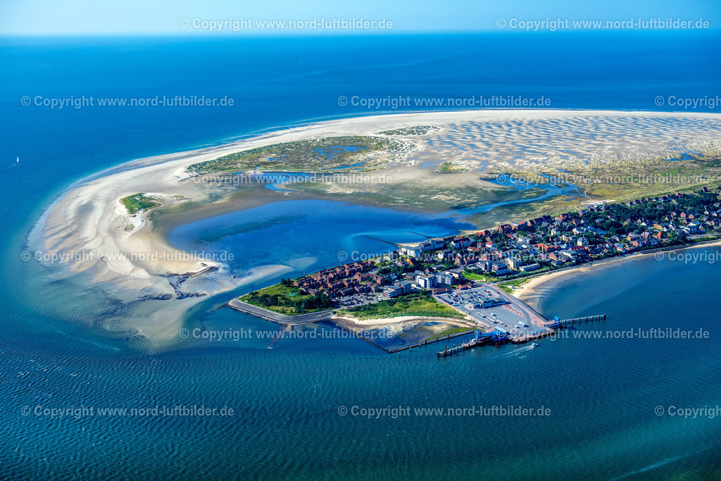 Amrum_Wittdün_ELS_7610280824 | WITTDüN AUF AMRUM 28.08.2024 Küstenbereich and der Südspitze der Nordsee - Insel Amrum mit der Wyker Dampfschiffs-Reederei Föhr-Amrum GmbH und Anlegestelle im Bundesland Schleswig-Holstein. Weiterführende Informationen bei: AmrumTouristik AöR,  Wyker Dampfschiffs-Reederei Föhr-Amrum GmbH. // Coastal area of southern tip of the North Sea island Amrum and pier in the state Schleswig-Holstein. Further information at: AmrumTouristik AoeR,  Wyker Dampfschiffs-Reederei Foehr-Amrum GmbH. Foto: Martin Elsen