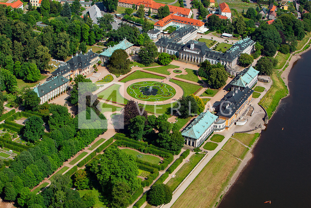 Schloss-Pillnitz-Elbe_IMG_9433 | Blick in den historischen Stallhof und der Frauenkirche Dresden im Hintergrund - Realisiert mit Pictrs.com