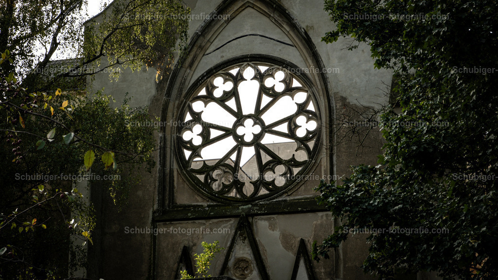 Kirchenruine Wachau | Die Kirchenruine Wachau ist die baulich gesicherte Ruine einer 1867 errichteten und im Zweiten Weltkrieg stark beschädigten neogotischen Kirche im Ortsteil Wachau der Großen Kreisstadt Markkleeberg im Landkreis Leipzig in Sachsen. Sie gehört zur Evangelisch-Lutherischen Kirchgemeinde Probstheida-Störmthal-Wachau und steht unter Denkmalschutz.[1 - Realisiert mit Pictrs.com