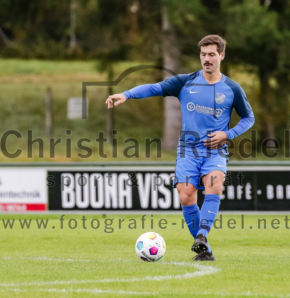 2023-11-04_004_FC_Langengeisling_gegen_VfL_Waldkraiburg | Erding, Deutschland, 04.11.2023:
Fußball, Bezirksliga Oberbayern Ost 2023 / 2024, 16. Spieltag, FC Langengeisling gegen VfL Waldkraiburg, Endergebnis: 2:0

Kilian Stenzel (FC Langengeisling, #32)

Foto: Christian Riedel / fotografie-riedel.net