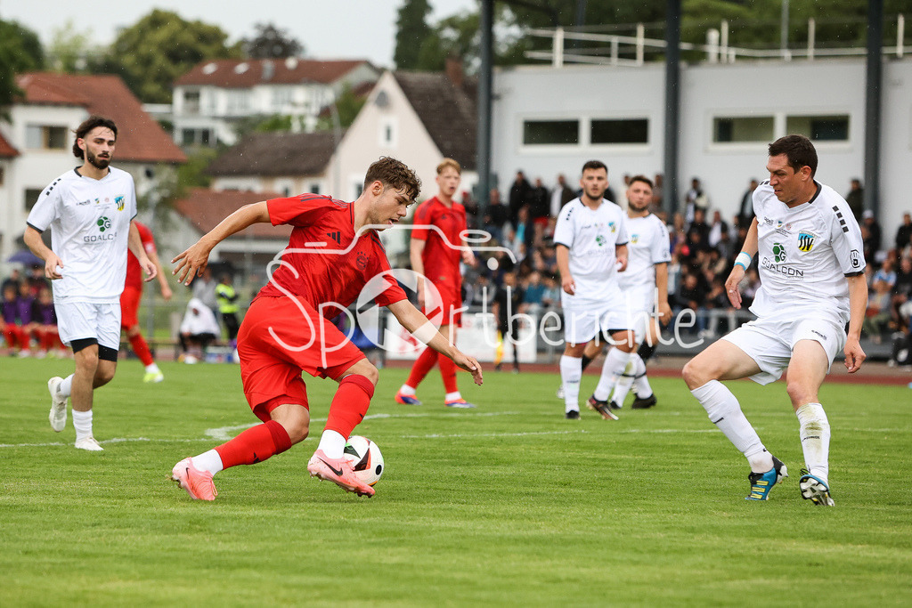 SSV Dillingen - FC Bayern Amateure | setzt sich gegen Michael HILDMANN (SSV #3) druch - Maximilian WAGNER (FCB #9)