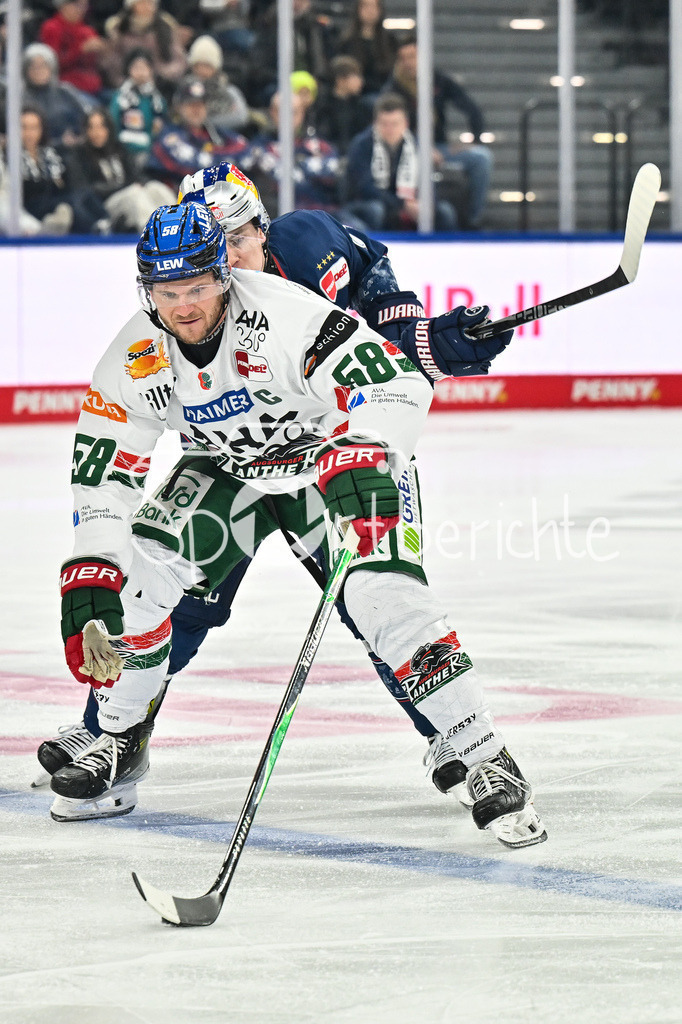 EHC RB München - Augsburger Panther | MUNICH, GERMANY - 30. DECEMBER: im Duell Jeremy McKENNA (RB München 91) und Maximilian RENNER (Augsburger Panther 58) während dem Match zwischen dem EHC Red Bull München und den Augsburger Panthern am 34. Spieltag der Penny DEL im SAP Garden