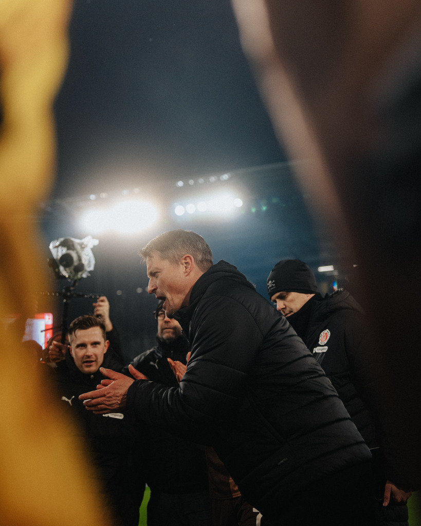 FCS03601 | Der offizielle Shop für FC St. Pauli Fotos. Wähle aus Spielszenen & Fanmomenten dein FCSP Wunschformat. Wir liefern Millerntor-Atmosphäre.