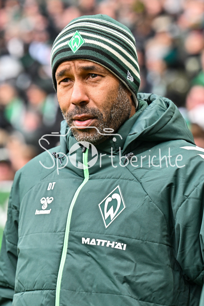SV Werder Bremen - FC Bayern München | BREMEN, GERMANY - 14. FEBRUARY: im Bild Daniel THIOUNE Trainer SV Werder Bremen / Einzelfoto / Freisteller vor dem Bundesligamatch zwischen dem SV Werder Bremen und dem FC Bayern München am 22. Spieltag im Weserstadion / DFL REGULATIONS PROHIBIT ANY USE OF PHOTOGRAPHS AS IMAGE SEQUENCES AND/OR QUASI-VIDEO
