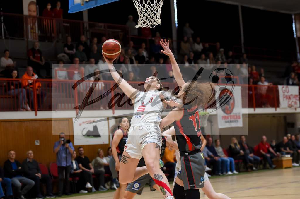 PANNOE20211010_013 | Basketball, Frauen: Marina Dzinic (Eigner Angels Noerdlingen) und Samantha Fuehring (GiroLive-Panthers Osnabrueck) im Zweikampf beim Spiel der Toyota DBBL zwischen GiroLive-Panthers Osnabrueck und Eigner Angels Noerdlingen im datos – home of the panthers am 10.10.2021 in Osnabrueck, Deutschland. - Realisiert mit Pictrs.com