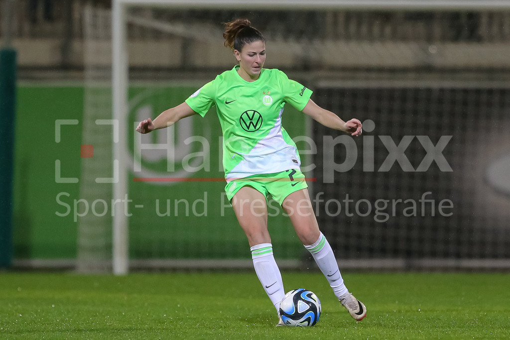Fussball, DFB-Pokal Frauen, VfL Wolfsburg - SV Werder Bremen | v.li.: Chantal Hagel (VfL Wolfsburg, 7) am Ball, Freisteller, Einzelbild, Ganzkörper, Aktion, Action, Spielszene, DIE DFB-RICHTLINIEN UNTERSAGEN JEGLICHE NUTZUNG VON FOTOS ALS SEQUENZBILDER UND/ODER VIDEOÄHNLICHE FOTOSTRECKEN. DFB REGULATIONS PROHIBIT ANY USE OF PHOTOGRAPHS AS IMAGE SEQUENCES AND/OR QUASI-VIDEO.