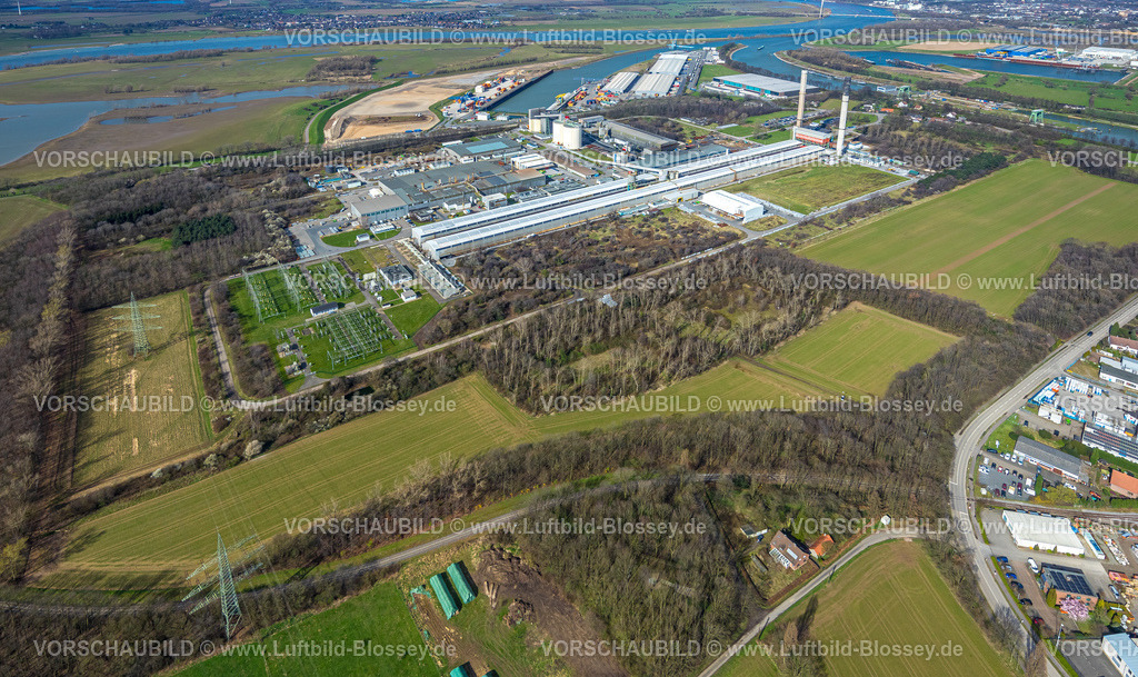 Voerde240309695 | Luftbild, Werk Trimet Aluminium SE Metallverarbeitungsunternehmen am Hafen Emmelsum, Fluss Rhein und und Wesel-Datteln-Kanal, Wiesenfläche, Emmelsum, Voerde, Nordrhein-Westfalen, Deutschland