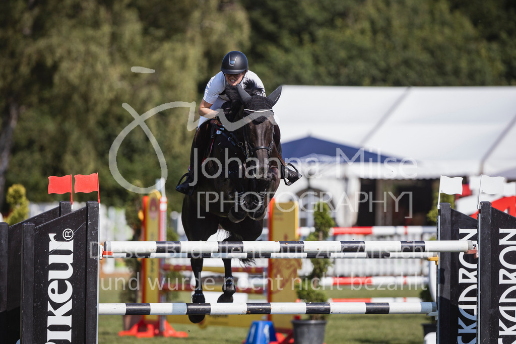 240720_LC_M2-Spr-440 | Deine schönsten Turniermomente als professionelle Fotos! Entdecke hochwertige Pferdesport-Fotografie im Online-Shop. Jetzt Fotos finden & bestellen!