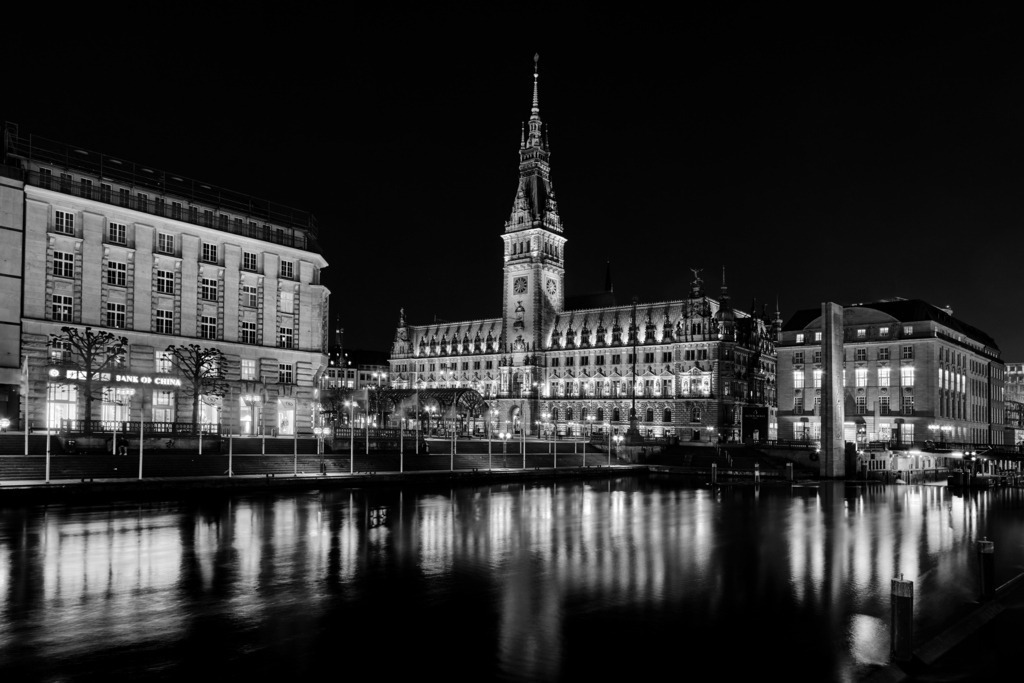 hamburg bilder leinwand rathaus in schwarzweiss | Kaufen Sie Hamburg Bilder und Hamburg Fotos auf Leinwand, Acrylglas, Alu-Dibond, oder als Poster in Hamburgs großer Onlinegalerie. Elbphilharmonie Bilder, Hamburger Hafen, Speicherstadt, Alster und viel mehr.