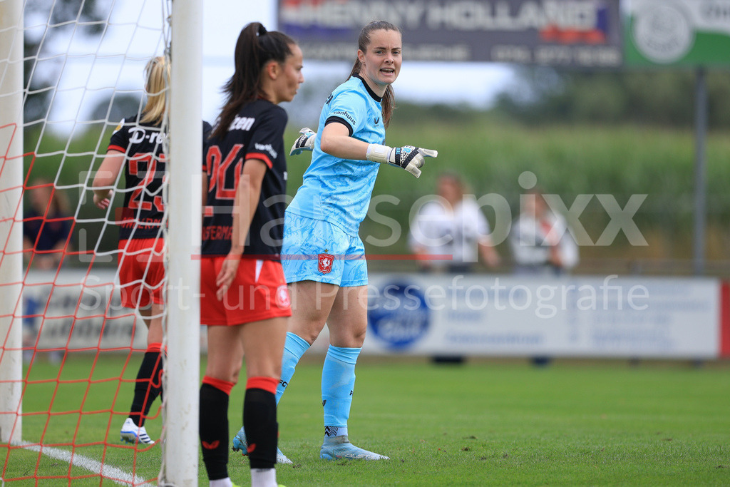 Fussball, Testspiel Frauen, FC Twente Enschede - SV Werder Bremen | Diede Lemey (Torhüterin, Torwart, FC Twente Enschede, 1) gibt Anweisungen, gestikuliert, mit den Armen gestikulieren