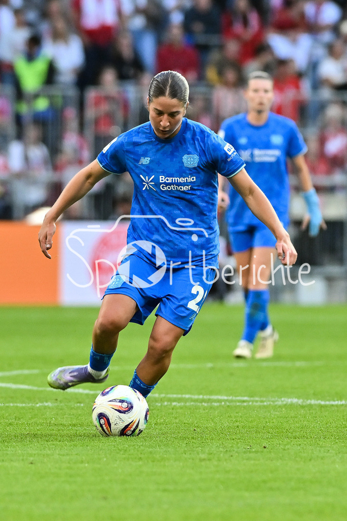FC Bayern München - Bayer 04 Leverkusen | am Ball Ruby GRANT (Bayer Leverkusen Frauen 22) / Einzelfoto / Freisteller / Google Pixel Frauen-Bundsliga: FC Bayern München - Bayer 04 Leverkusen; Allianz Arena am 06.09.2025