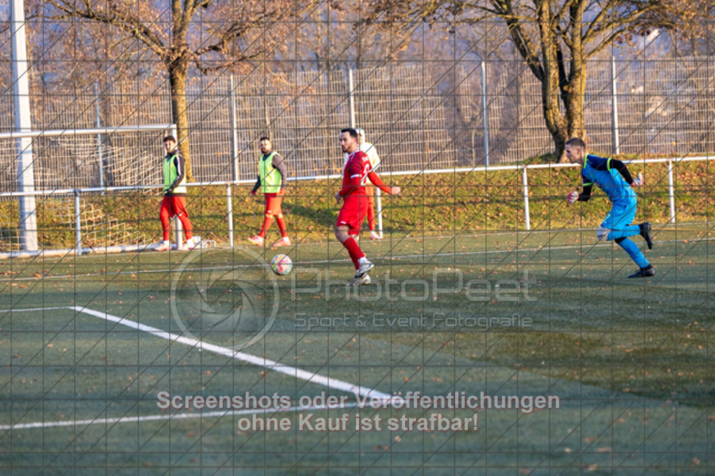 20251122_154722_0248 | #,1.FC Rechberghausen (schwarz) vs. TV Altenstadt (rot), Fussball, Kreisliga A3 - Bezirk Neckar/Fils, 14. Spieltag, Saison 2025/2026, Kunstrasensportplatz Lindach, Am Desenbach 6, 73098 Rechberhausen, 22.11.2025 - 15:00 Uhr,Foto: PhotoPeet-Sportfotografie/Peter Harich