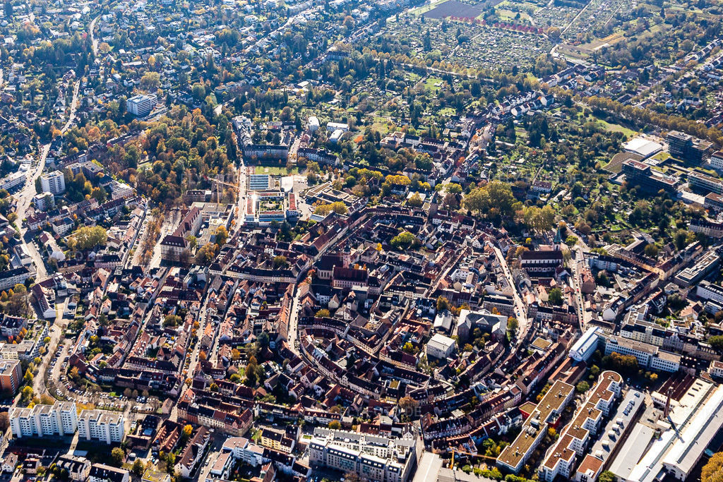 Luftbild: Altstadtbereich und Innenstadtzentrum im Ortsteil Durlach in Karlsruhe im Bundesland Baden-Württemberg in Deutschland. Foto: IMG_129864.jpg vom 24.10.2021 durch Werner Riehm/FLY-FOTO.de