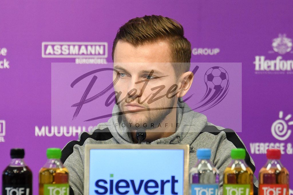 20200304_PKOSNA_0020 | Fussball, Herren: David Blacha (VfL Osnabrueck) schaut waehrend der Pressekonferenz des VfL Osnabrueck im Presseraum des Stadion an der Bremer Bruecke am 04.03.2020 in Osnabrueck, Deutschland. - Realisiert mit Pictrs.com