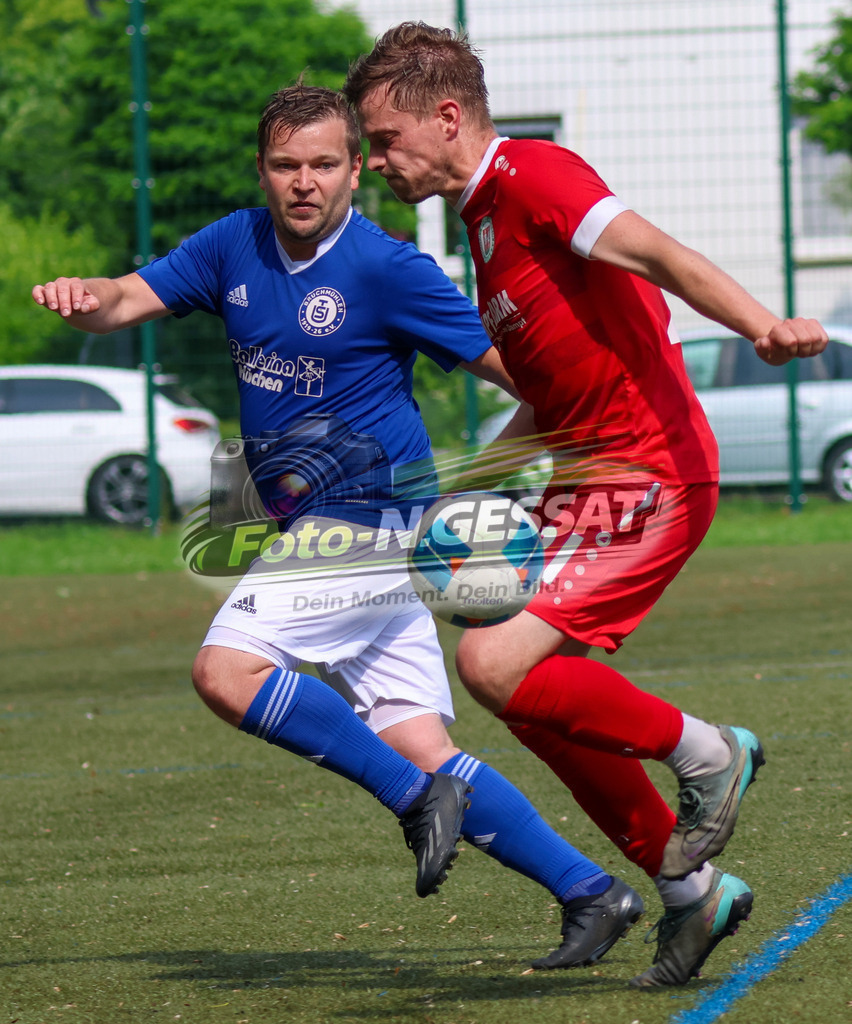 Bünder SV - TuS Bruchmühlen II | Auf dem Bild zu sehen: grün Bünder SV: Timo Westerbeck ; blau TuS Bruchmühlen II: Jan-Philipp Itzek Bünder SV, TuS Bruchmühlen II, Saison 25/26, Kreisliga A, Bünde, Deutschland - Realisiert mit Pictrs.com