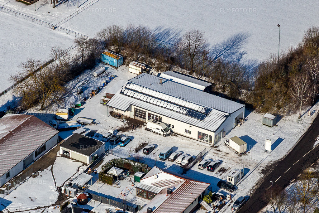 Luftbild: Winterluftbild im Schnee von KFZ-Werkstatt Peter Thürwächter in Winden im Bundesland Rheinland-Pfalz in Deutschland. Foto: IMG_124762.jpg vom 11.02.2021 durch Werner Riehm/FLY-FOTO.de