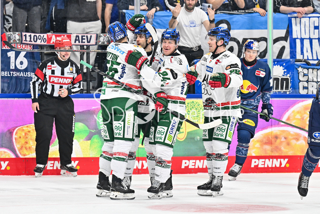 EHC RB München - Augsburger Panther | MUNICH, GERMANY - 30. DECEMBER: Jubel der Gäste nach dem Treffer zum 1-2 durch T. J. TREVELYAN (Augsburger Panther 24) / Tor / Torschuetze / Freude / Happy während dem Match zwischen dem EHC Red Bull München und den Augsburger Panthern am 34. Spieltag der Penny DEL im SAP Garden