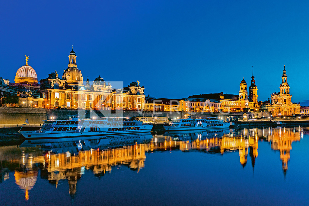 Silhouette-Dresden-Altstadt-Dampfer-DJI_0457 | Das Wahrzeichen Dresdens, die Altstadtsilhouette leuchtet in prächtigen Farben. - Realisiert mit Pictrs.com