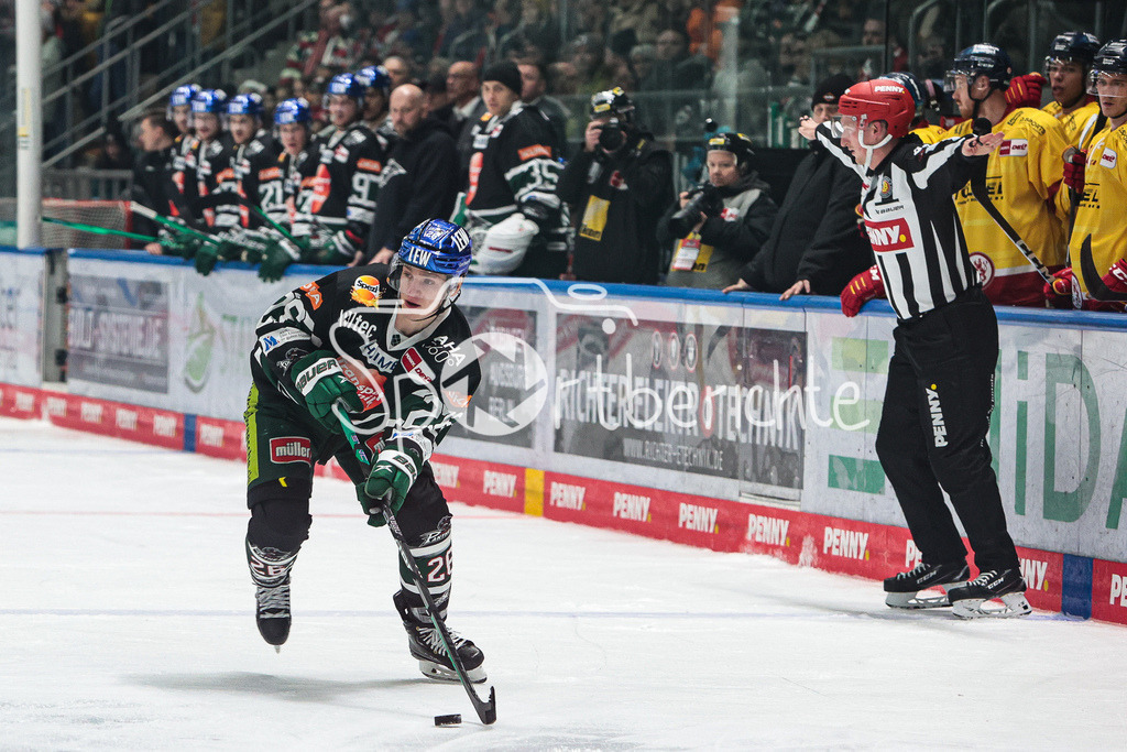 Augsburger Panther - Duesseldorfer EG | Samuel SORAMIES (AEV #26) am Puck