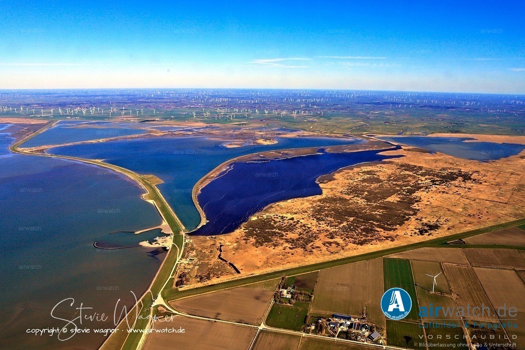 Luftbilder Nordstrand & Beltringharder Koog | Das Holmer Siel ist ein klassisches Siel, also ein verschließbarer Wasserdurchlass in einem Deich, der die Entwässerung des hinter dem Deich liegenden Marschlandes in die Nordsee ermöglicht. Seine Funktion basiert auf dem natürlichen Wechsel von Flut und Ebbe.
