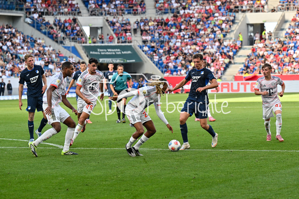 TSG 1899 Hoffenheim - FC Bayern München | v. l. Jonathan TAH (FC Bayern Muenchen 4), Aleksandar PAVLOVIC (FC Bayern Muenchen 45), Sascha BOEY (FC Bayern Muenchen 23), Fisnik ASLLANI (TSG Hoffenheim 11) und Lennart KARL (FC Bayern Muenchen 42) / Zweikampf / Bundesliga: TSG 1899 Hoffenheim - FC Bayern München; PreZero-Arena am 20.09.2025 / DFL REGULATIONS PROHIBIT ANY USE OF PHOTOGRAPHS AS IMAGE SEQUENCES AND/OR QUASI-VIDEO