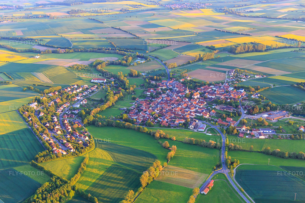 Luftbild: Ortsansicht aus Norden im Ortsteil Rügheim in Hofheim im Bundesland Bayern in Deutschland. Foto: IMG_100198.jpg vom 26.05.2017 durch Werner Riehm/FLY-FOTO.de