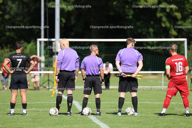 Fußball I Herren I Saison 2025-2026 I Verbandsliga Süd I 7. Spieltag I SV Schackendorf - SV Azadi Lübeck I 06.09.2025.006 | v.l. Azad Meran (7, SV Azadi Lübeck), Christian Schmidt (1. Assistent), Malik Matthies (Schiedsrichter), Louis Gellert (2. Assistent), Jorrit Bernoth (16, SV Schackendorf) - Realisiert mit Pictrs.com