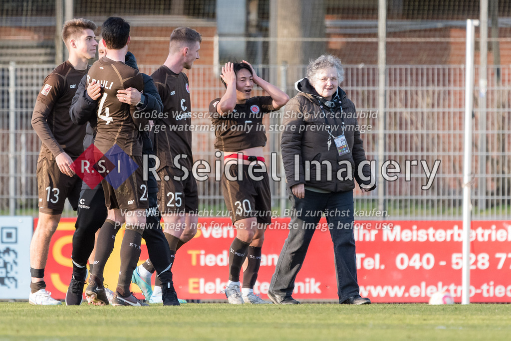 Fußball, Saison 2022/23, Regionalliga Nord, FC St. Pauli II - SV Atlas Delmenhorst, Edmund-Plambeck-Stadion (Norderstedt), 19.02.2023, 25. Spieltag | Gwangin Lee (#30, FCSP) und die übrigen Spieler freuen sich über den Sieg.