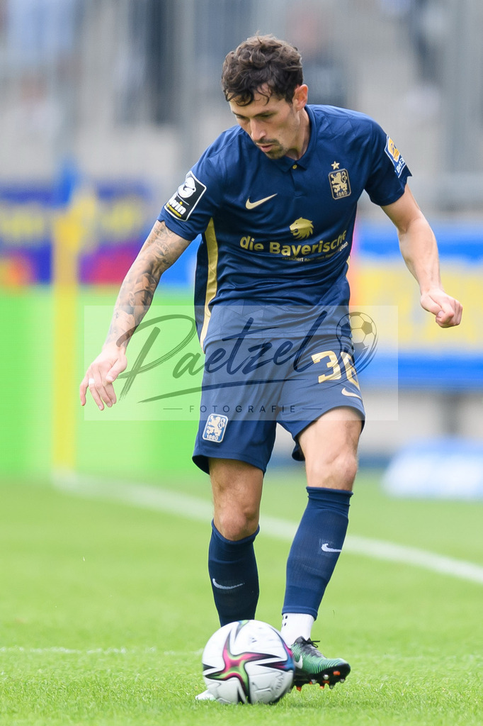 EBSTSV20210828_153 | Fussball, Herren: Phillipp Steinhart (TSV 1860 Muenchen) in Aktion, am Ball, Einzelaktion beim Spiel der 3. Liga zwischen Eintracht Braunschweig und TSV 1860 Muenchen im Eintracht-Stadion am 28.08.2021 in Braunschweig, Deutschland.DFB / DFL REGULATIONS PROHIBIT ANY USE OF PHOTOGRAPHS AS IMAGE SEQUENCES AND/OR QUASI-VIDEO. - Realisiert mit Pictrs.com