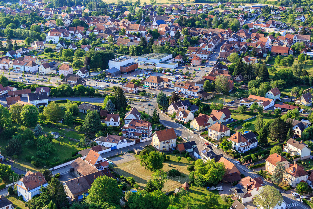 Vue aérienne: Passage à niveau avec Relais Culturel La Saline et Supermarché Match à Soultz-sous-Forêts dans le département Bas Rhin, France – .Photo: IMG_080218.jpg prise le 05/06/2015 par Werner Riehm/FLY-FOTO.eu – Résolution de l'original: 5472 x 3648 px – La Saline - Relais Culturel à Soultz-sous-Forêts – Supermarché Match : Promotions, magasins et drive, courses en ligne