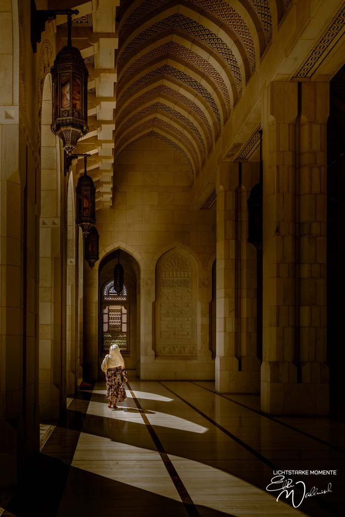 Sultan Qaboos Grand Mosque, Muskat | Herzlich willkommen auf meiner Seite! Ich bin Elke Wallnisch, Deine Fotografin für lichtstarke Momente. Der Name steht für alles, was mich mit der Fotografie verbindet: Das Licht und seine machtvolle Wirkung auf eine Situation oder unsere Stimmung - Realisiert mit Pictrs.com