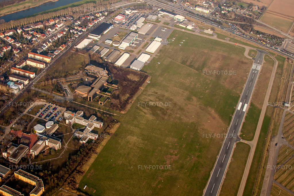 Luftbild: Start- und Landebahnen mit Rollwegen Hangaranlagen und Terminals auf dem Gelände des Flughafen City Airport Mannheim im Ortsteil Neuostheim in Mannheim im Bundesland Baden-Württemberg in Deutschland. Foto: IMG_25244.jpg vom 23.03.2010 durch Werner Riehm/FLY-FOTO.de