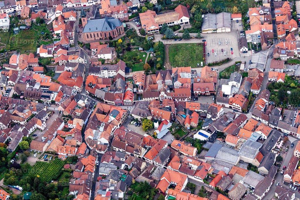 Luftbild: Altstadtbereich und Innenstadtzentrum im Ortsteil SaintMartin in Sankt Martin im Bundesland Rheinland-Pfalz in Deutschland. Foto: IMG_60067.jpg vom 08.10.2013 durch Werner Riehm/FLY-FOTO.de