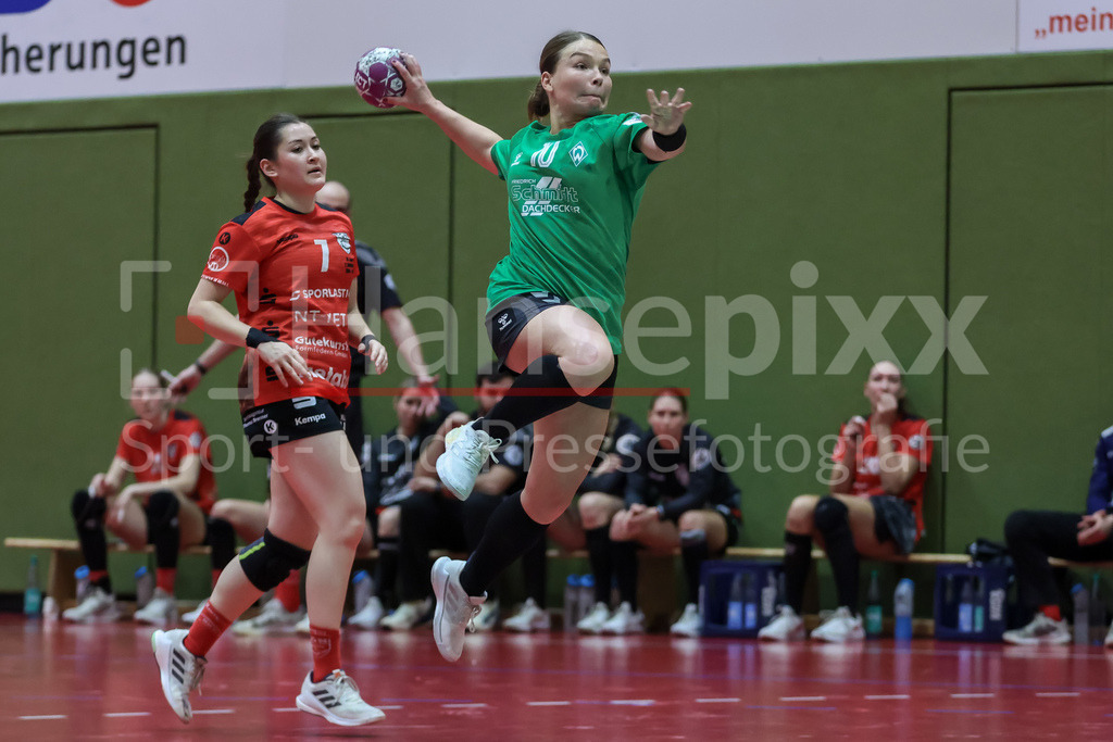 Handball, 2. Bundesliga Frauen, SV Werder Bremen - TG Nürtingen | v.li.: Lisa Wieder (TG Nürtingen, 7) und Madita Probst (SV Werder Bremen, 10) beim Wurf, am Ball, Spielszene, Aktion, Action