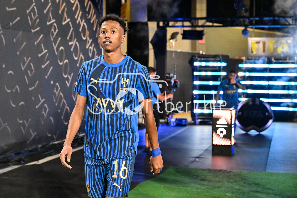 Manchester City - Al-Hilal SFC | im Bild Nasser Al-DAWSARI (Al-Hilal 16) auf dem Weg zum Spielfeld / Einzelfoto / Freisteller / FIFA Club World Cup: Manchester City - Al-Hilal SFC, Camping World Stadium am 30.06.2025 / NOT FOR SALE IN USA