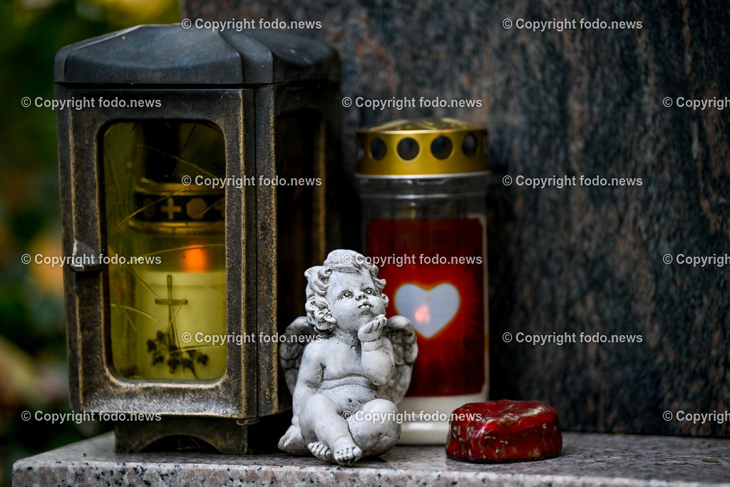 Friedhof_ Kreuz_ Kruzifix_ Jesu Christi_ Allerheiligen_ 26.10.2024-49 | 26.10.2024, Friedhof, AUT, Allerheiligen, Themenbilder im Bild Friedhof, Kreuz, Kruzifix, Jesu Christi, Allerheiligen, Engerl, Engel, Kerzen, Grab, Grablicht, Blumen, Skulptur, Grabstein, Symbolbild, Grablaterne, Grabkerze, Grabkerzen, Grablichter, Kerze, Grabkreuz, Gedenken, Bestattung, Verstorbene, Totenruhe, Grab, Urne, Blumenschmuck, Schmuck, Besucher, Feature, kreativ, creativ, Linz