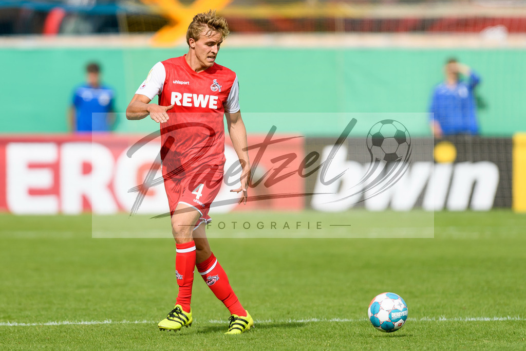 JENKOE20210808_228 | Fussball, Herren: Timo Huebers (1. FC Koeln) in Aktion, am Ball, Einzelaktion beim Spiel der 1. Runde im DFB-Pokal zwischen FC Carl Zeiss Jena und 1. FC Koeln im Ernst-Abbe-Sportfeld am 08.08.2021 in Jena, Deutschland.DFB / DFL REGULATIONS PROHIBIT ANY USE OF PHOTOGRAPHS AS IMAGE SEQUENCES AND/OR QUASI-VIDEO. - Realisiert mit Pictrs.com