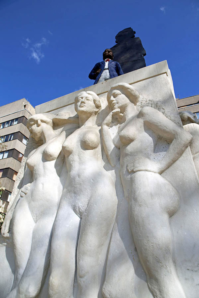 Foto: Leipzig - Richard Wagner Denkmal - Rheintöchter aus dem Opernzyklus: Der Ring des Nibelungen | Das Team hinter BILDLEXIKON LEIPZIG bündelt historische wie aktuelle Informationen über die Stadt Leipzig in Text und Bild auf einer Plattform und stellt diese der interessierten Öffentlichkeit zur Verfügung.